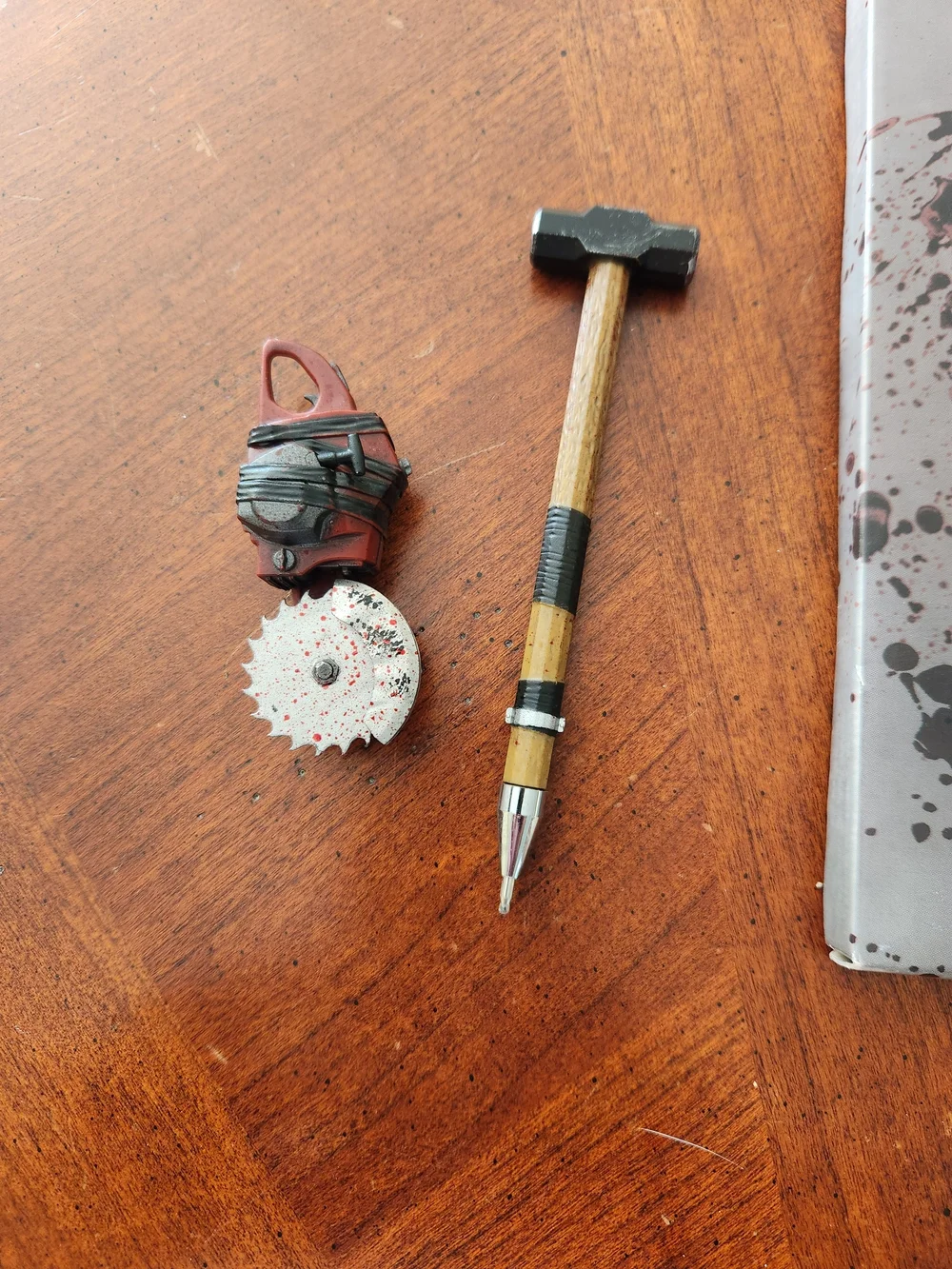 New Dead Rising 3 Themed Hammer & Saw Prop – Black and Red Pen